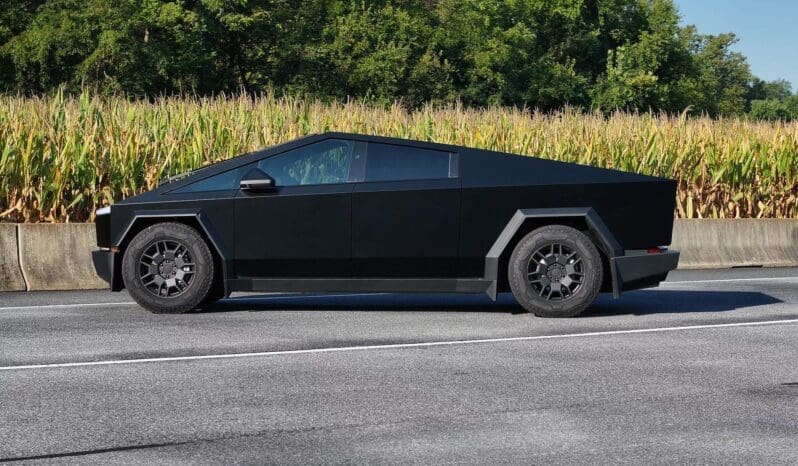 
								Tesla Cybertruck full									