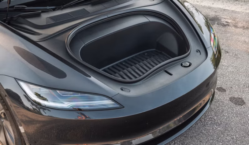 
								Tesla Model 3 full									