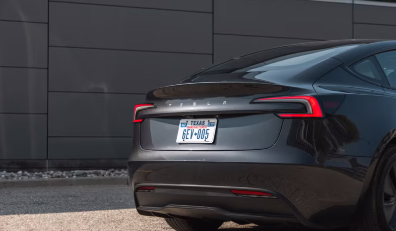 
								Tesla Model 3 full									