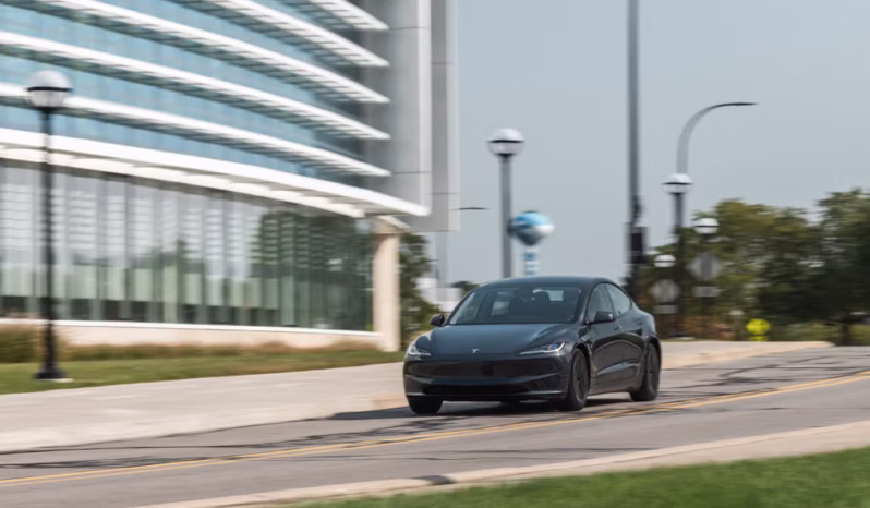 
								Tesla Model 3 full									