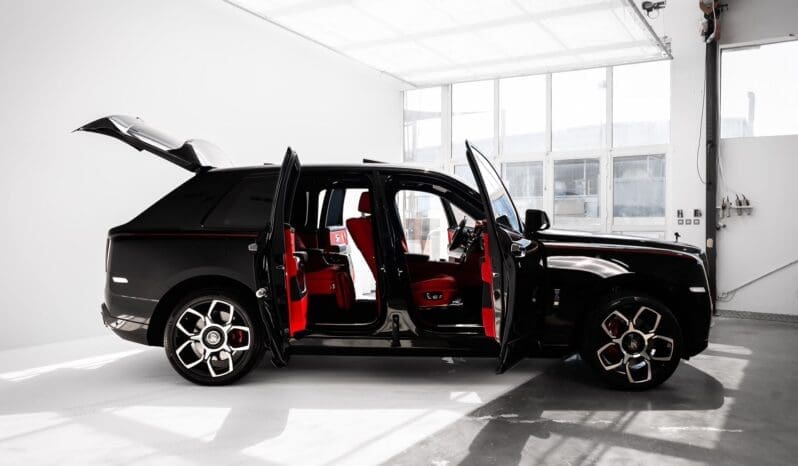 
								Rolls Royce Cullinan Black Badge full									