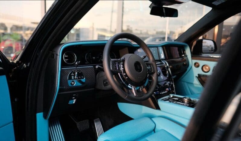 
								Rolls Royce Cullinan Black Badge full									